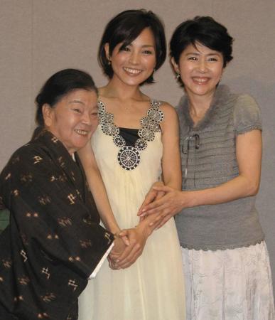 　「ちゅらさん４」に出演した（左から）平良とみさん、国仲涼子、田中好子さん＝２００６年