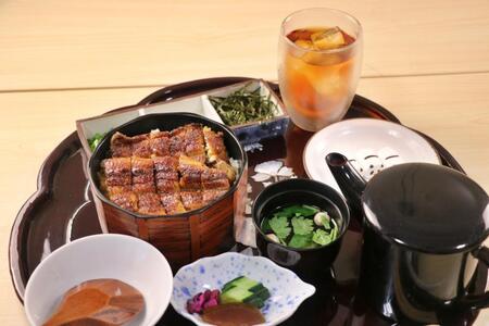 　山崎隆之八段が注文した昼食の「名物ひつまぶし」と「オーガニック・アイスルイボスティー」（日本将棋連盟提供）