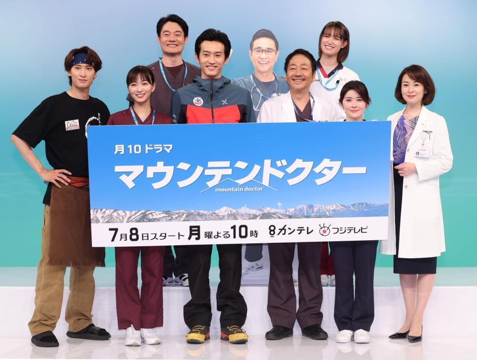 　トークで会見を盛り上げた（前列左から）向井康二、岡崎紗絵、杉野遥亮、大森南朋、宮澤エマ、檀れい（後列左から）近藤公園、八嶋智人（パネル）、トラウデン直美（撮影・金田祐二）