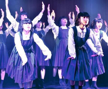 　ミニライブでパフォーマンスするアバンギャルディ