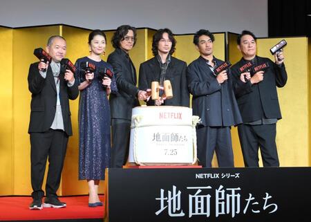 　Ｎｅｔｆｌｉｘシリーズ「地面師たち」完成報告会に登場した（左から）大根仁監督、小池栄子、豊川悦司、綾野剛、北村一輝、ピエール瀧（撮影・伊藤笙子）