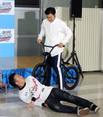 　野村周平（右）のＢＭＸ自転車のパフォーマンスに驚くピース・綾部祐二＝２０１６年１２月