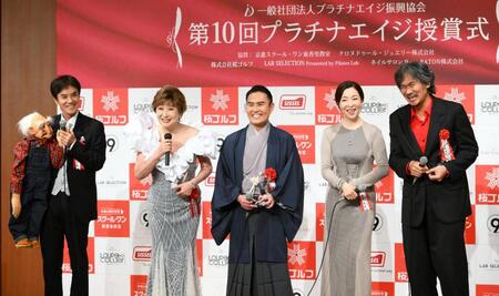 　囲み取材に応じた（左から）いっこく堂、小林幸子、市川右團次、真矢ミキ、伊原剛志（撮影・堀内翔）