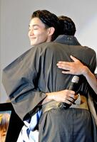 　賀来賢人（手前）を抱きしめる野村周平＝２０１６年７月