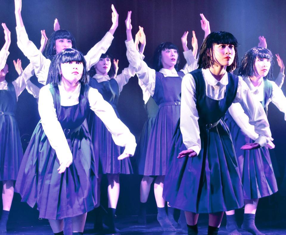 　ミニライブでパフォーマンスするアバンギャルディ