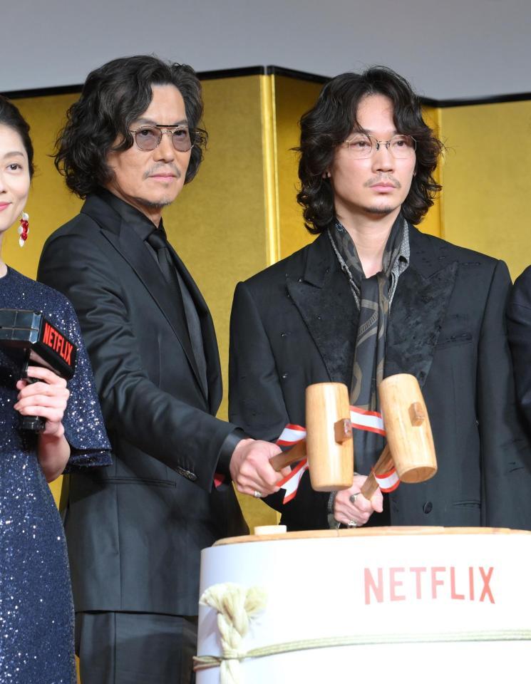 　Ｎｅｔｆｌｉｘシリーズ「地面師たち」完成報告会に登場した豊川悦司（左）と綾野剛（撮影・伊藤笙子）