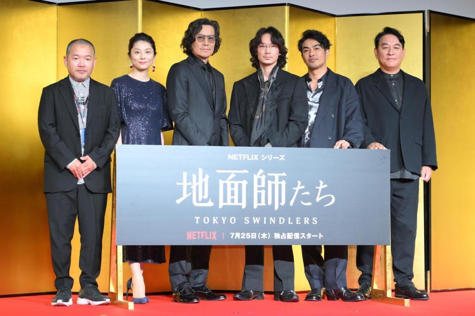 　Ｎｅｔｆｌｉｘシリーズ「地面師たち」完成報告会に登場した（左から）大根仁監督、小池栄子、豊川悦司、綾野剛、北村一輝、ピエール瀧（撮影・伊藤笙子）