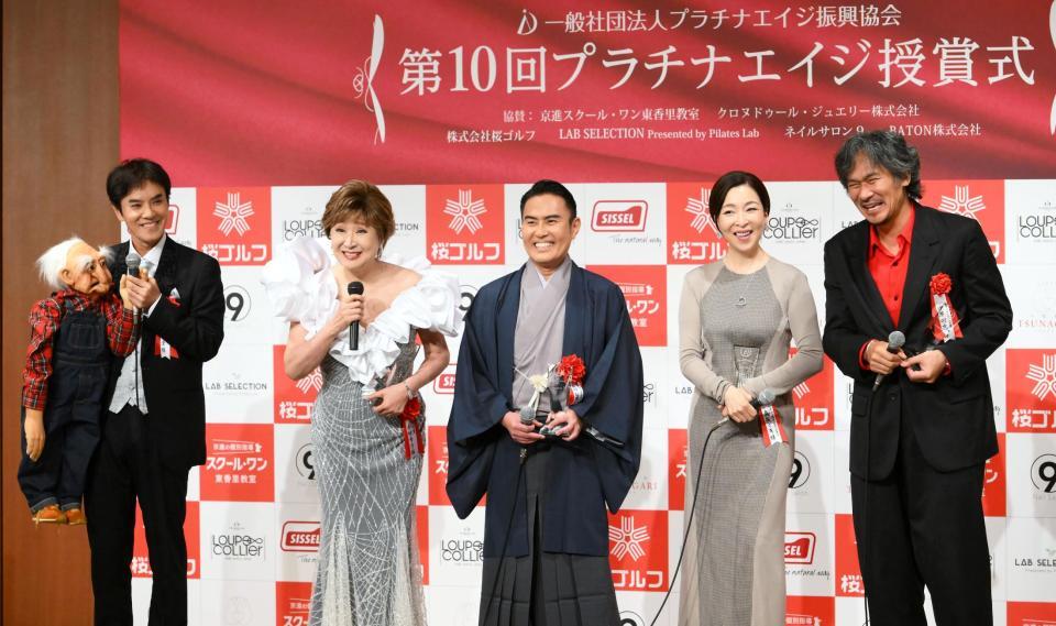 　囲み取材に応じた（左から）いっこく堂、小林幸子、市川右團次、真矢ミキ、伊原剛志（撮影・堀内翔）