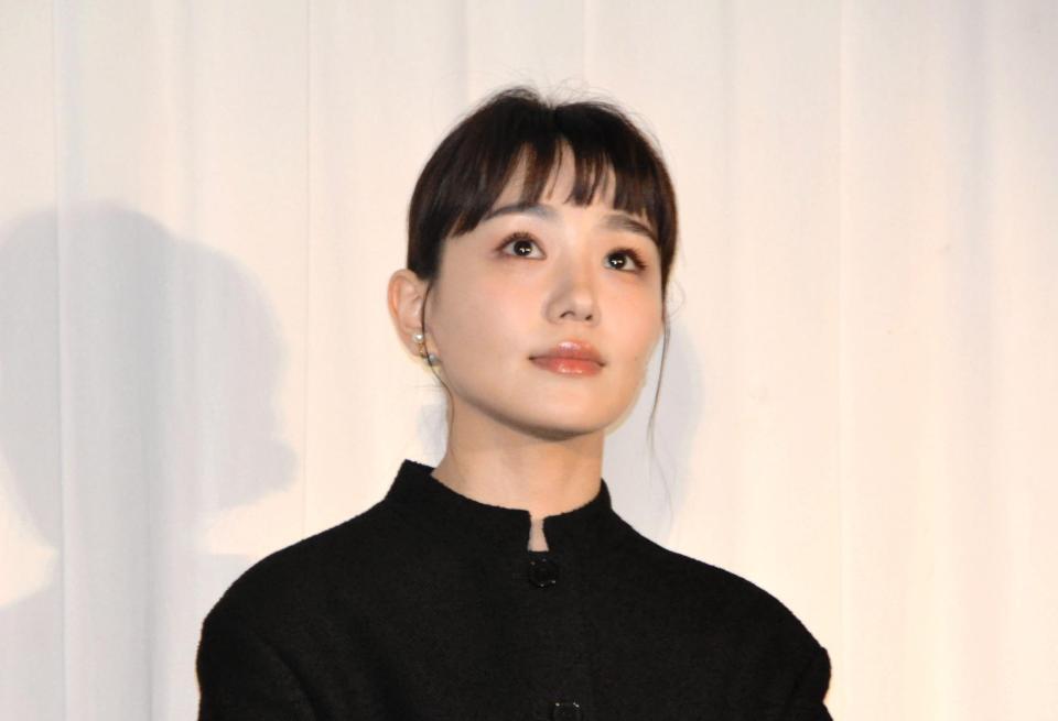 　映画「先生の白い嘘」公開初日舞台あいさつに登場した奈緒