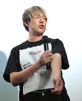 　ブラックジョークを交えながら笑いを取るウーマンラッシュアワー・村本大輔（撮影・伊藤笙子）