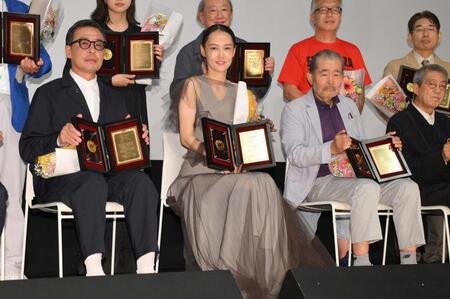 　「第３３回日本映画プロフェッショナル大賞」授賞式に出席した（左から）光石研、菊地凛子、藤竜也（撮影・伊藤笙子）