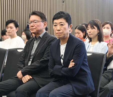 　蓮舫氏の落選に厳しい表情の辻元清美氏（右）ら支援者（撮影・棚橋慶太）