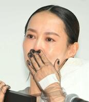 　「第３３回日本映画プロフェッショナル大賞」主演女優賞を受賞し、受賞式で涙ぐむ菊地凛子（撮影・伊藤笙子）