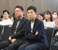 　蓮舫氏の落選に厳しい表情の辻元清美氏（右）ら支援者（撮影・棚橋慶太）