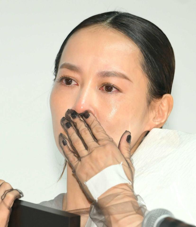 　「第３３回日本映画プロフェッショナル大賞」主演女優賞を受賞し、受賞式で涙ぐむ菊地凛子（撮影・伊藤笙子）