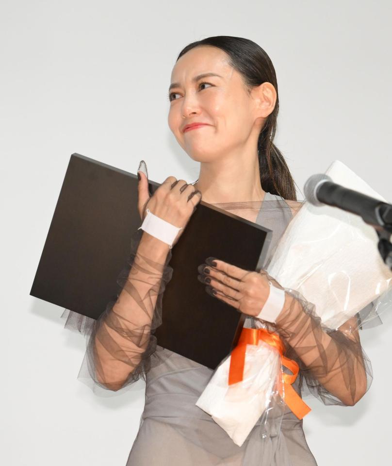 　主演女優賞を受賞し、受賞式で涙ぐむ菊地凛子（撮影・伊藤笙子）