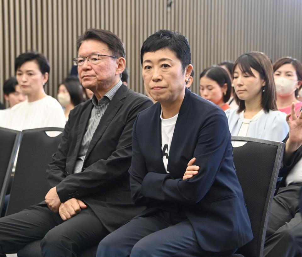 　蓮舫氏の落選に厳しい表情の辻元清美氏（右）ら支援者（撮影・棚橋慶太）