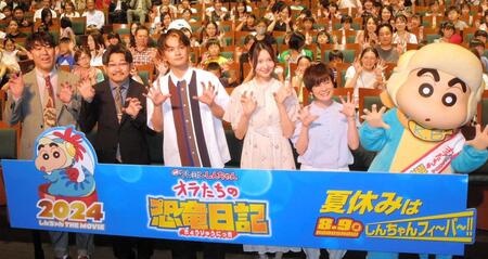 　完成披露試写会に登場した北村匠海（中央）