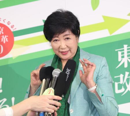 　再選にあいさつする小池百合子氏（撮影・金田祐二）