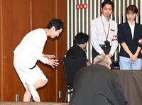 　会見を終え降壇する蓮舫氏（左）＝撮影・棚橋慶太