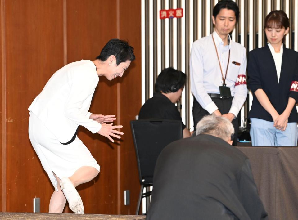 　会見を終え降壇する蓮舫氏（左）＝撮影・棚橋慶太