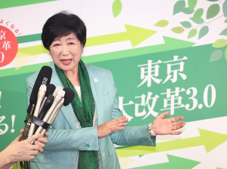 　再選し取材を受ける小池百合子氏（撮影・金田祐二）