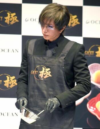 　料理を披露するＧＡＣＫＴ