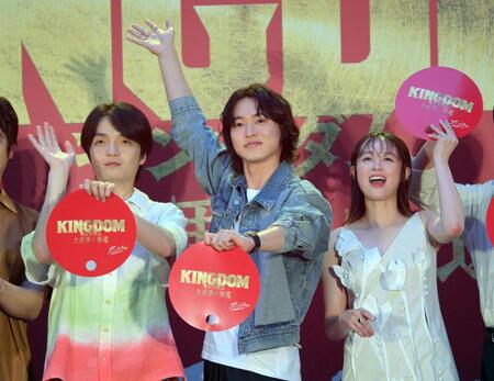 　公開を前に前夜祭を行った（左から）岡山天音、山﨑賢人、清野菜名（撮影・伊藤笙子）