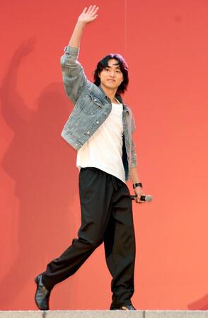 　公開前夜祭で集まったファンに手を振る山﨑賢人（撮影・伊藤笙子）