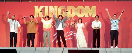 　映画「キングダム　大将軍の帰還」公開を前に前夜祭を行った（左から）真壁刀義、三浦貴大、岡山天音、山﨑賢人、清野菜名、濱津隆之、田中美央（撮影・伊藤笙子）