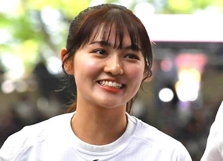 【写真】元プロ野球名捕手の娘　女子大生モデルが「ナイトプール」に　黒のミニワンピ姿で雰囲気一変「美人さんですね」