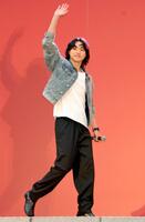 　公開前夜祭で集まったファンに手を振る山﨑賢人（撮影・伊藤笙子）