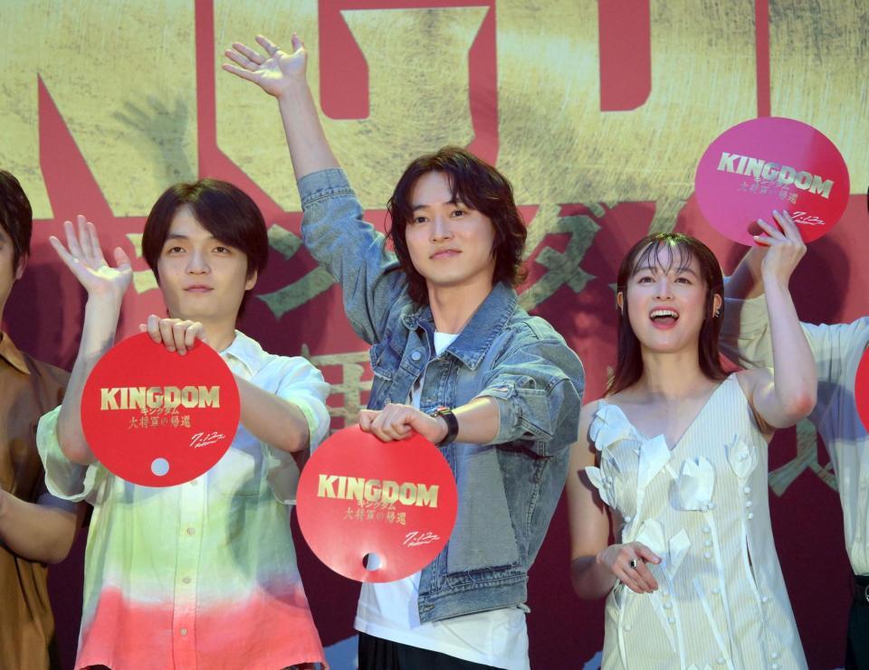 　公開を前に前夜祭を行った（左から）岡山天音、山﨑賢人、清野菜名（撮影・伊藤笙子）