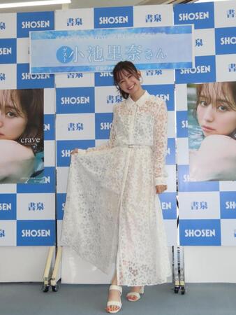 　会見に出席した小池里奈