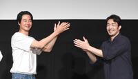 　舞台あいさつに登場したチョ・インソン（左）と大谷亮平（撮影・佐々木彰尚）