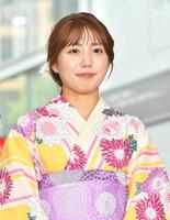 　浴衣で登壇した鈴木新彩アナ（撮影・持木克友）