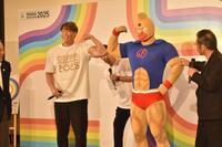 　「キン肉マン」とのコラボＴシャツを解説する糸井嘉男氏（左）