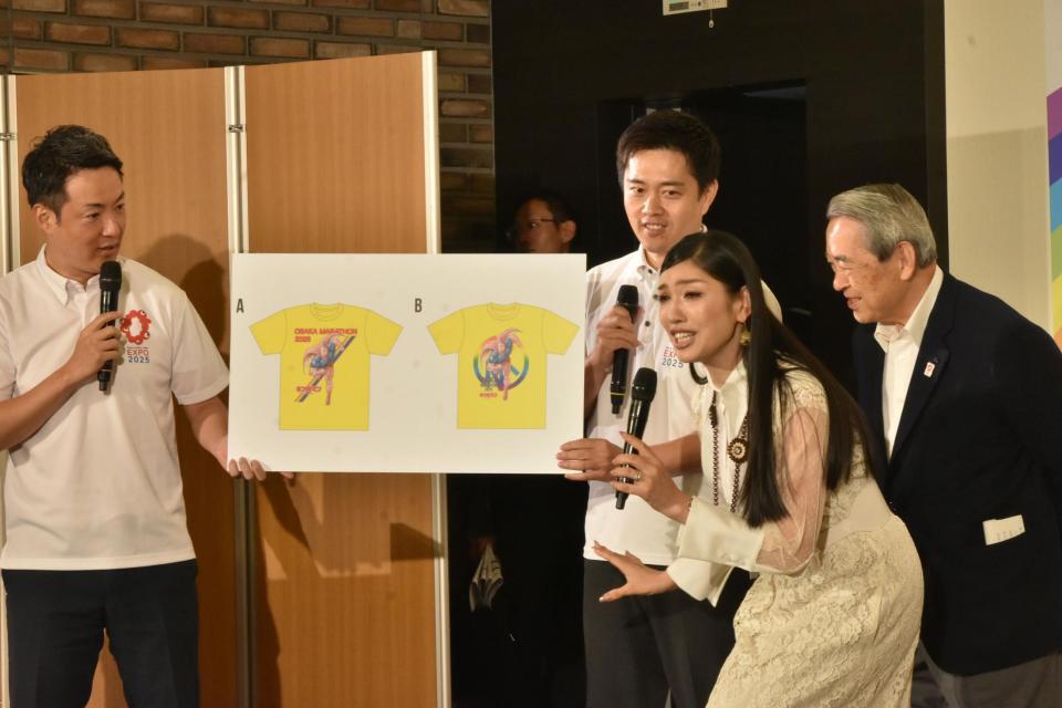 　「キン肉マン」とのコラボＴシャツを解説するアンミカ（左から３人目）