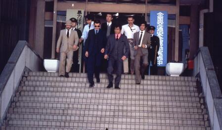 　西部警察メンバーとともに撮影に臨む渡哲也さん（前列左から２人目）