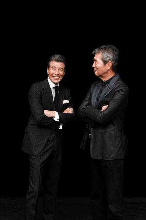 　西部警察で共演した舘ひろし（左）と写真に収まる渡哲也さん