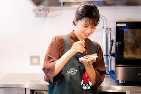 　料理を試食する安田美沙子