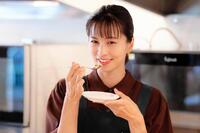 　料理を試食する安田美沙子