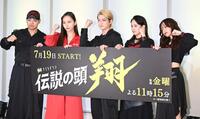 　ポーズを決める（左から）菅生新樹、井桁弘恵、高橋文哉、関水渚、森香澄（撮影・棚橋慶太）