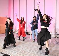 　曲に合わせダンスを披露する（前列左から）関水渚、森香澄と盛り上げる（後列左から）井桁弘恵、高橋文哉（撮影・棚橋慶太）