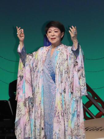 　歌手生活60周年記念コンサートを開演した美川憲一