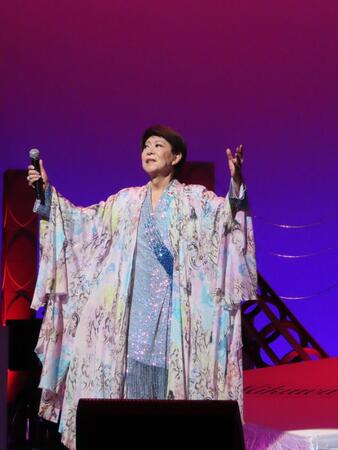 　歌手生活60周年記念コンサートを開演した美川憲一