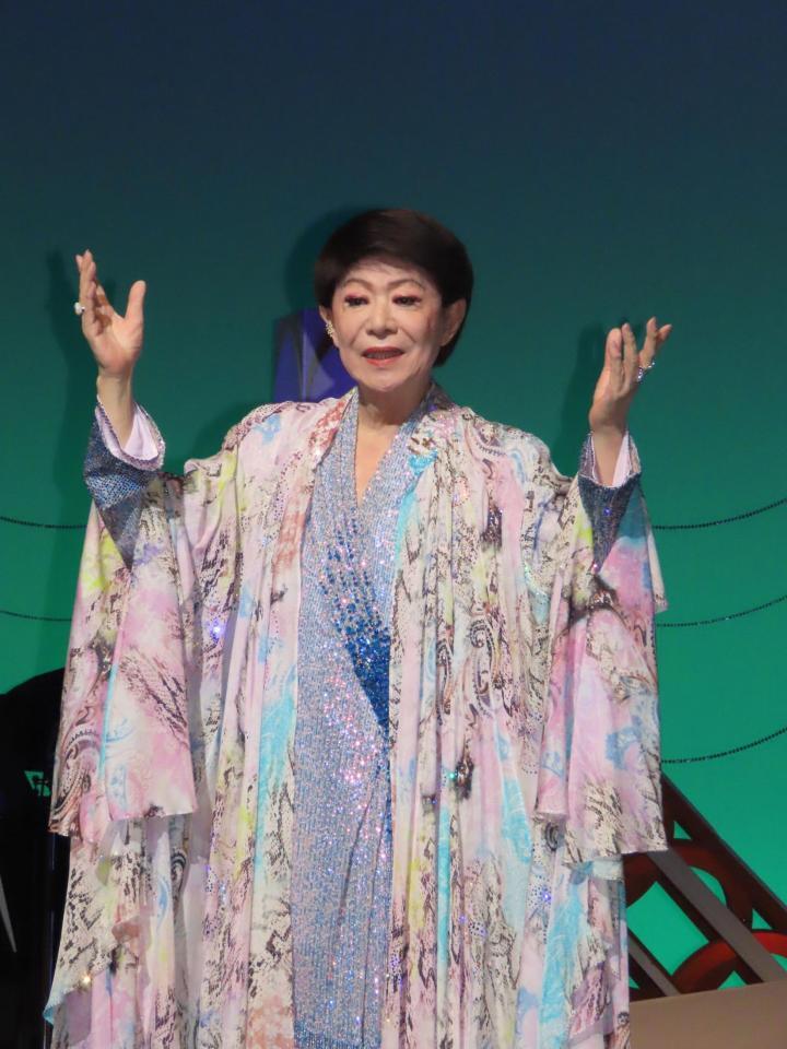 　歌手生活60周年記念コンサートを開演した美川憲一