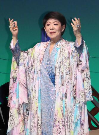 　歌手生活60周年記念コンサートを開演した美川憲一