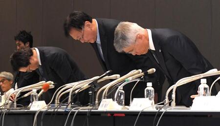 　会見を終え報道陣に一礼する（右から）藤田直志会長、西村賢二専務理事、原田睦巳日本代表コーチ（撮影・佐藤厚）