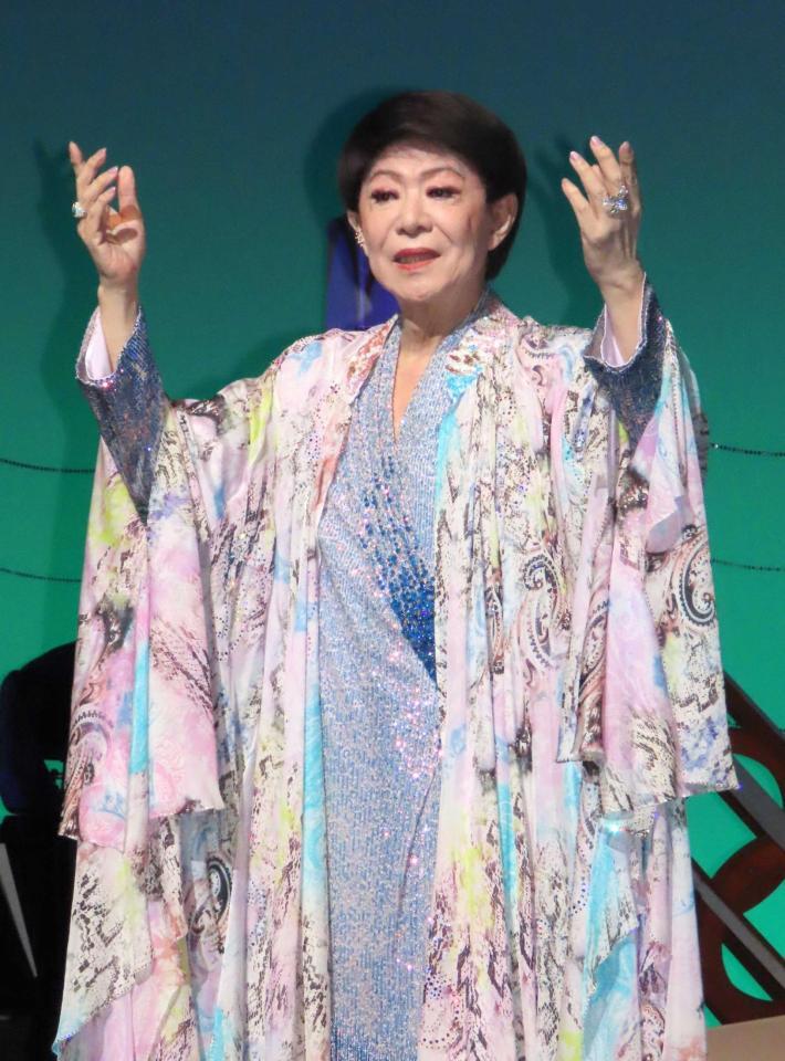 　歌手生活60周年記念コンサートを開演した美川憲一